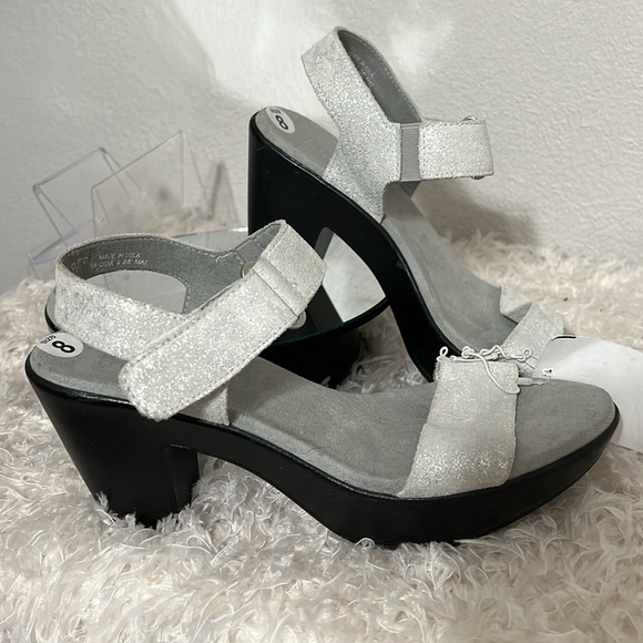 New! Monroe Silver Suede Willa Platform Heeled Sandals Size 8N - Picture 2 of 8